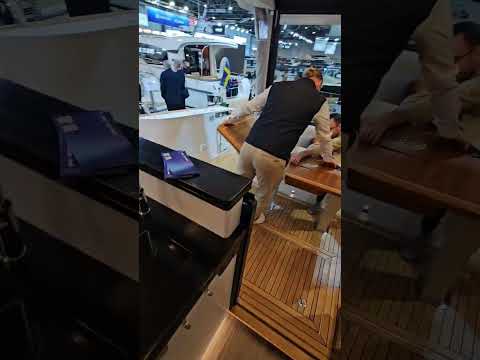 Видео: Nimbus 495 Fly траулерный крейсер с флайбриджем. Дюссельдорф, выставка