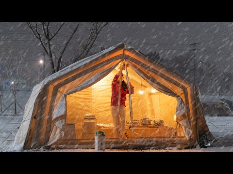 Видео: Зимний кемпинг в снегу | Тёплый отдых в уютной надувной палатке во время метели – КЕМПИНГ ВЛОГ