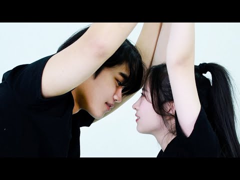 Видео: Что, если они попробуют пилатес, который заставит девушку-подростка и парня целовать друг друга?