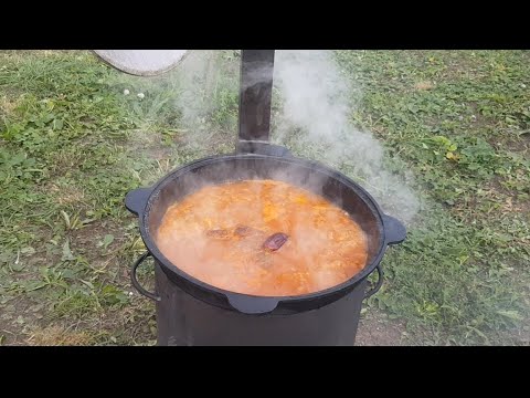 Видео: Свиные рульки в томатном соусе в казане на костре