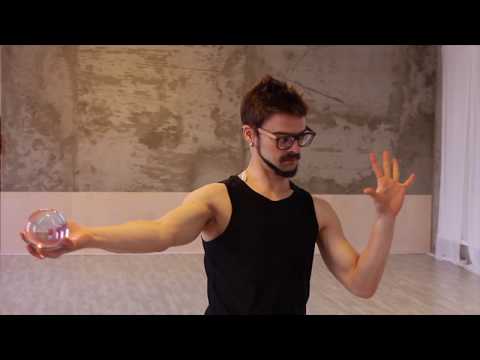 Видео: Контактное жонглирование для начинающих