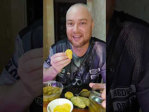 Видео: Ответы на вопросы. Ем наггетсы с солёными огурцами и оливки с анчоусами. Мукбанг, еда на камеру. 