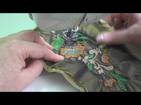 Видео: Боковая деталь сумочки, стегаем серединку цветка.