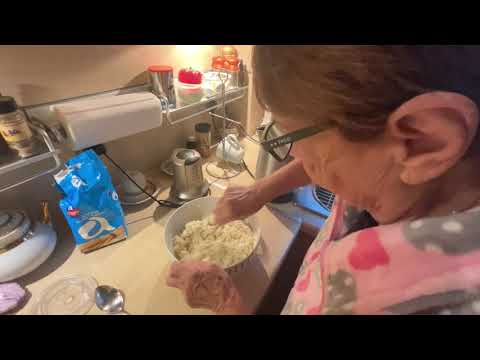 Видео: ✔️Деменция и Мы. Готовим с мамой капустные оладушки.