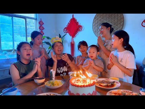 Видео: День рождения бабушки, пятеро детей празднуют вместе, бабушка так счастлива