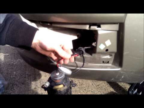 Видео: How to change, install LED bulb in fog light Citroen C4 Picasso 2007. Как снять противотуманную фару