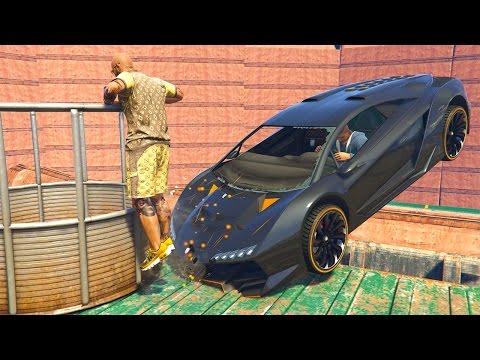 Видео: ЧУТЬ НЕ СБИЛА МАШИНА! (GTA 5 Смешные Моменты)