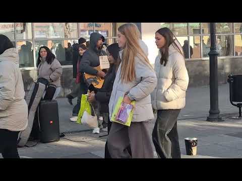 Видео: гитарист на улице в саратове