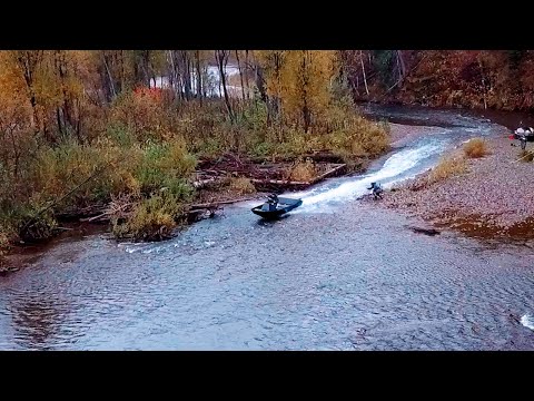 Видео: Лодка ПНД на Горной Реке. Как едет? Что может?