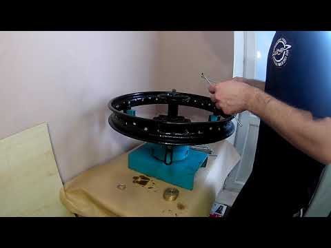 Видео: Сборка колеса иж 49. Реставрация колес иж 49. Натяжка спиц. Центровка колеса иж 49. Ремонт колес.