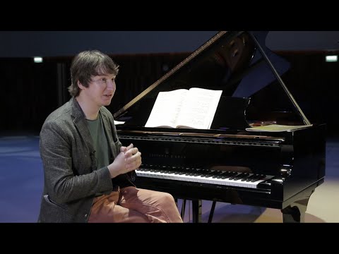Видео: Максим Емельянычев. Интервью во время...
