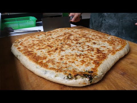 Видео: Гигантский блинчик с зеленым луком — тайваньская уличная еда