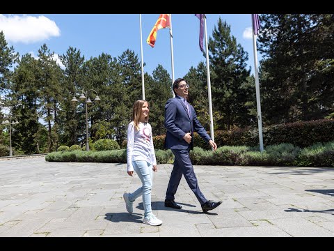 Видео: На „ТИ" со претседателот Стево Пендаровски прв дел - Stevo Pendarovski mit Anastasija 1 Teil