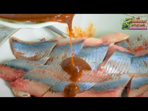 Видео: Быстрый рецепт засолки селёдки в оригинальной заливке, всего 10 минут и вкуснейшая закуска готова!