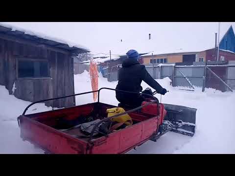 Видео: мотороллер муравей снегоочистительная лопата