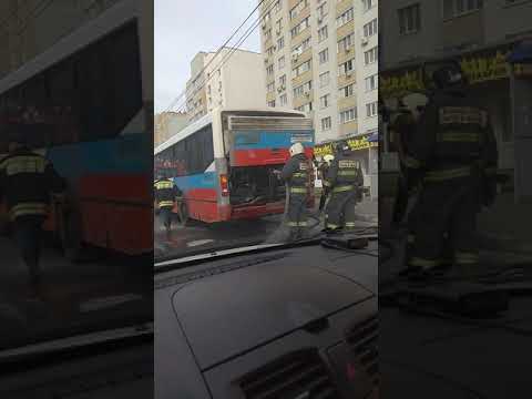 Видео: 28.06.2019 год. Горит автобус в Энгельсе на остановке Шурова Гора(бывшая клей завод)