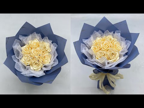 Видео: DIY | Как легко сделать небольшой букет роз из атласных лент | Упаковка круглого букета цветов