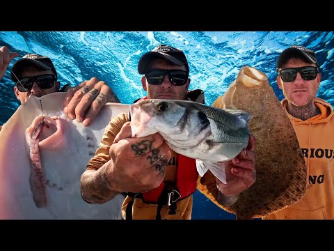 Видео: Ловля рыбы с лодки на дрейфующих песчаных отмелях! - БОЛЬШОЙ тюрбо, белый скат, окунь, макрель и ...