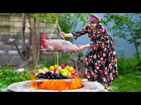 Видео: Бабушка Жарит 15 Кг Целого Ягненка Под Землей 🔥 Нежное Мясо Таит С Кости!