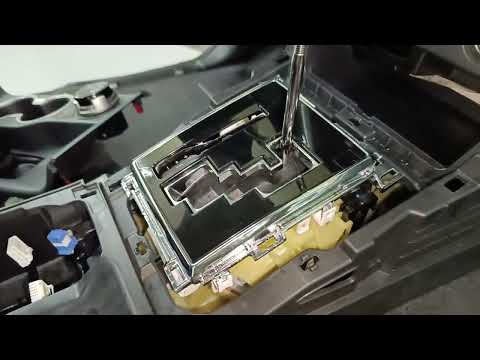 Видео: Как снять центральную консоль КПП Mitsubishi L200 5 поколения. 