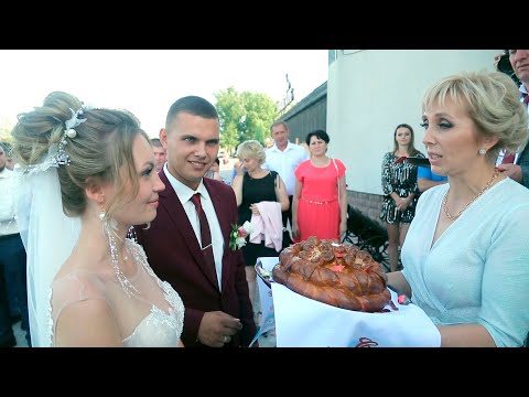 Видео: Родители встречают молодожёнов с караваем, традиция на свадьбе.