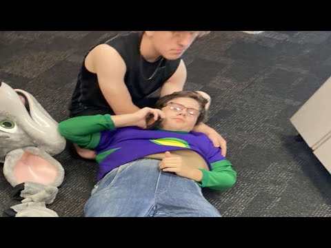 Видео: В реальной жизни меня заперли на пружинный замок. Вот история.