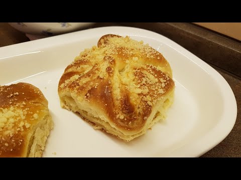 Видео: Булочки-слойки с хрустящим штрейзелем. Вкус, родом из детства/ Рецепты Джулии