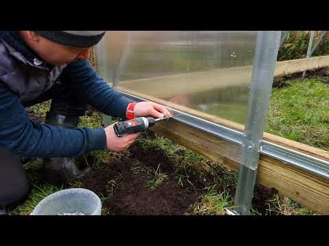 Видео: Накрываем торцы на теплице "Дачная Трёшка". Подробная инструкция.