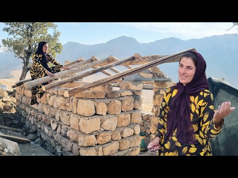 Видео: Плотницкое дело матушки Зари на лоне природы: начинаем покрывать крышу дома