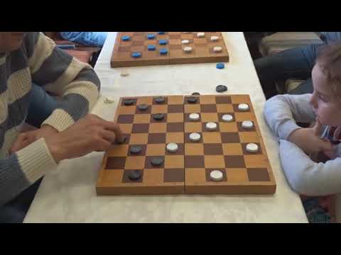 Видео: Шок! Маленькая девочка проводит комбинацию взрослому шашисту! Вундеркинд | #шашки