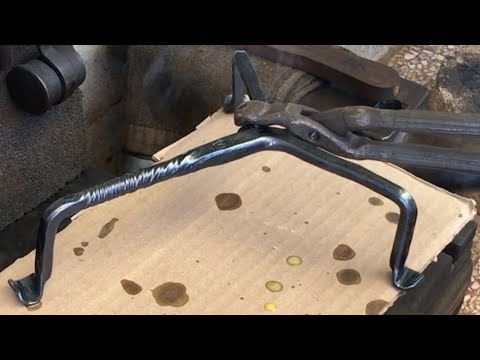 Видео: Цельнокованая подставка под грифельную доску — щипцы GS