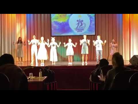 Видео: Жестовая песня "Обнимайте детей"