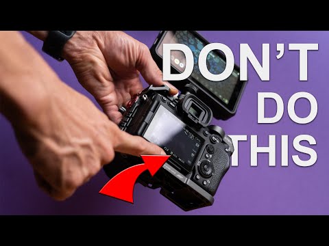 Видео: Снимайте на Sony A7IV при слабом освещении. Не делайте так...