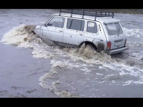 Видео: Как нельзя преодолевать брод. НИВы, УАЗы, весна, off-road. День дурака 2016 // АлтайНавигатор