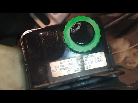 Видео: Замена жидкости ГУР Ауди80.