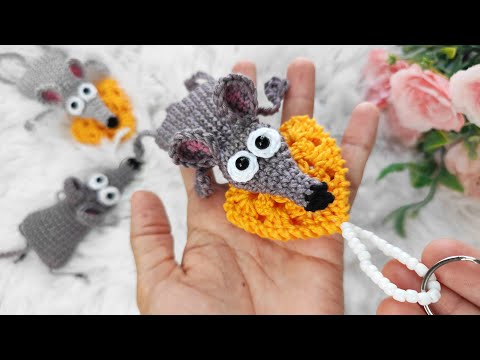 Видео: как связать брелок-мышку Реми Рататуй крючком (с субтитрами)