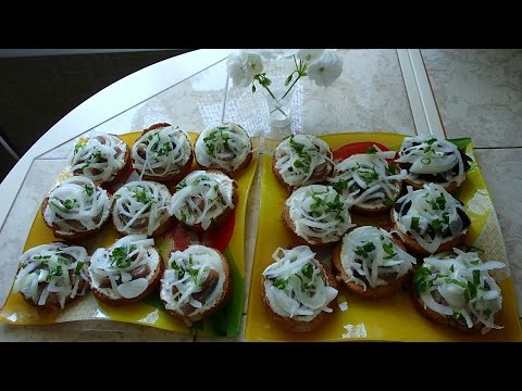 Видео: Закусочные бутерброды с селедкой с горчично-сметанным соусом.