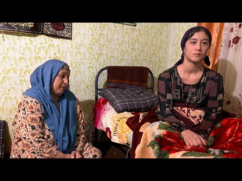Видео: Духтаре ки дар Гранитсаи Авгонистон н.Панч бинед ба чи хол оварданд.Мачбур Шланг монданма гуфт