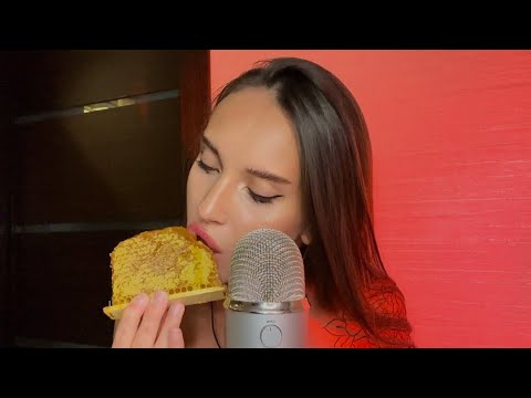 Видео: асмр 🍯 итинг медовых сот 🤤 поцелуи 💋 / asmr eating honey 🍯 kisses 💋