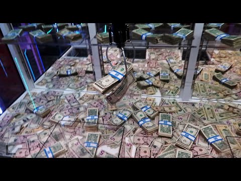 Видео: ВЫИГРАЙТЕ кучу ДЕНЕГ в автомате Triple E-Claw!