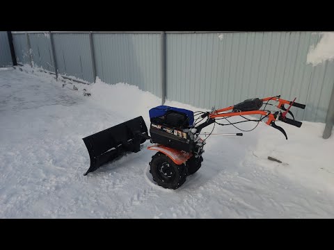Видео: Чистим снег снегоуборщиком, отвалом и лопатой.