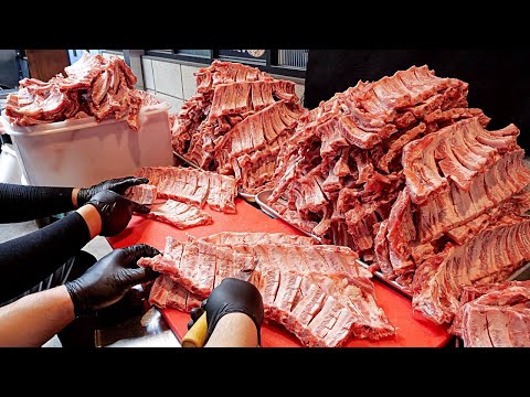 Видео: Удивительно! Корейское острое барбекю из свиных ребрышек на гриле / Корейская уличная еда