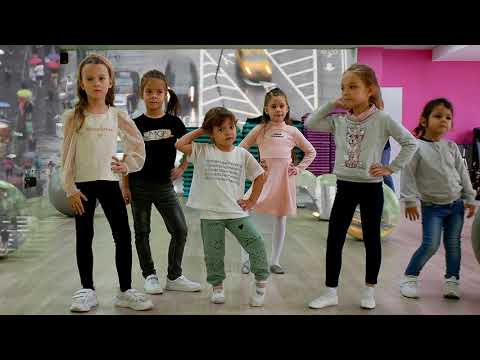 Видео: Маленький показ большой моды  |  kid model .