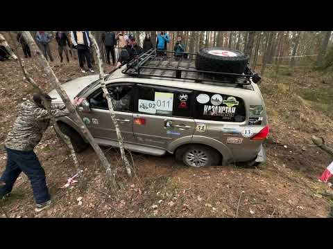 Видео: Mitsubishi протискивается на соревнованиях по пересеченной местности AWD Travel