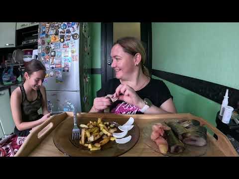 Видео: Жареная картошка, копченая рыба и икра сельди в масле #mukbang #еда #домашняяеда 