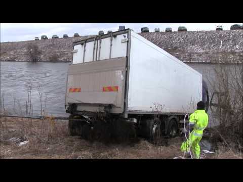 Видео: Грузовой эвакуатор, Спасение грузовика из реки.