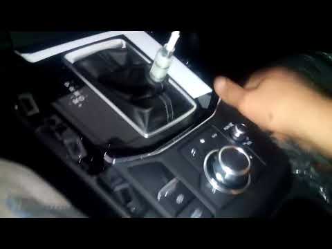 Видео: Mazda CX 5 2018 снятие центральной консоли