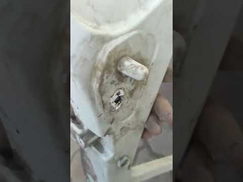 Видео: Форд Фокус 2 задний бампер. крепëжный болт.