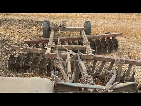 Видео: Хтз т150 и бдт 3м  дискуем , первый след