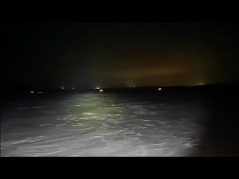 Видео: Зимняя рыбалка с ночёвкой. Палатка, печка, спальные мешки.